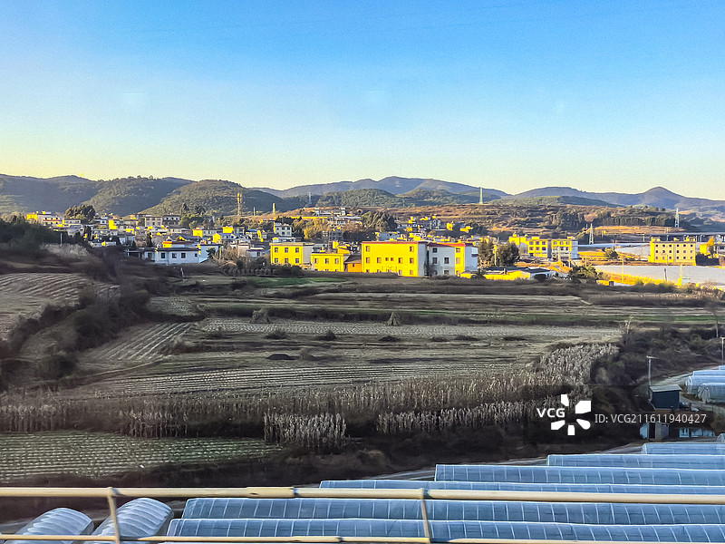 中国云南省曲靖市沪昆高铁曲靖市境内段沿途田园，村庄风光，云南的红土地风光，高山，风力发电，城镇，工厂图片素材