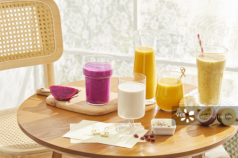 木桌上的阳光早餐健康果蔬汁饮料图片素材