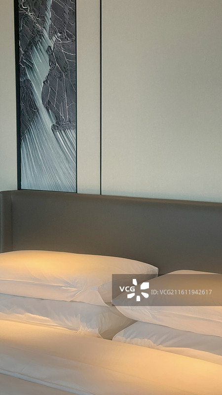 床头的枕头图片素材