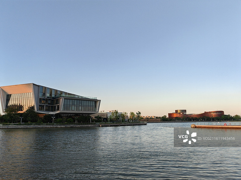 夕阳下的JW万豪酒店，上海市奉贤区奉贤新城地标性建筑图片素材