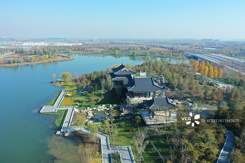 碧水连天映霞光，野鸭掠舞芦花黄 俯身临岸观舟远，银杏红叶风里扬  千岛万湖织洋淀，生态画卷韵悠长图片素材