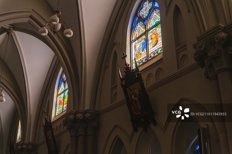 上海徐家汇天主堂内景彩色玻璃图片素材