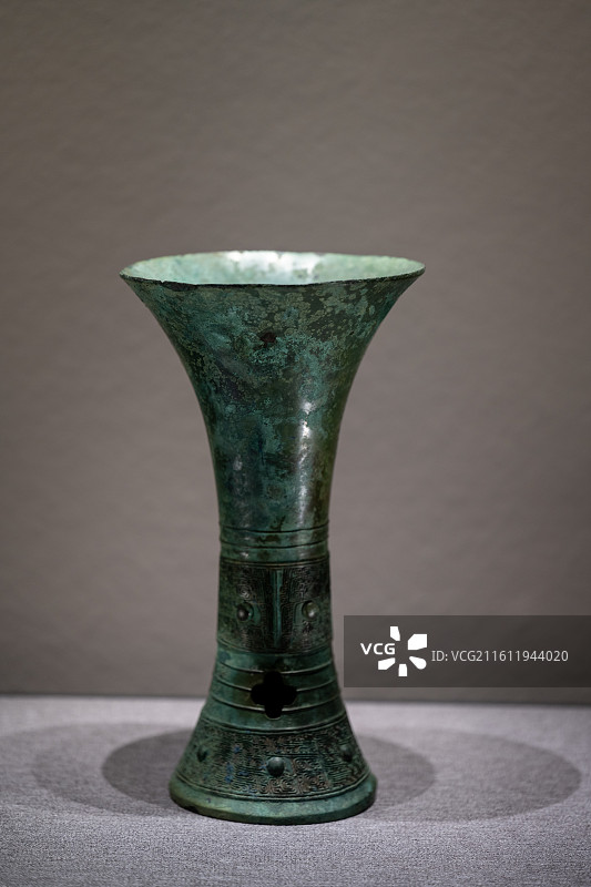 商青铜饕餮纹觚图片素材