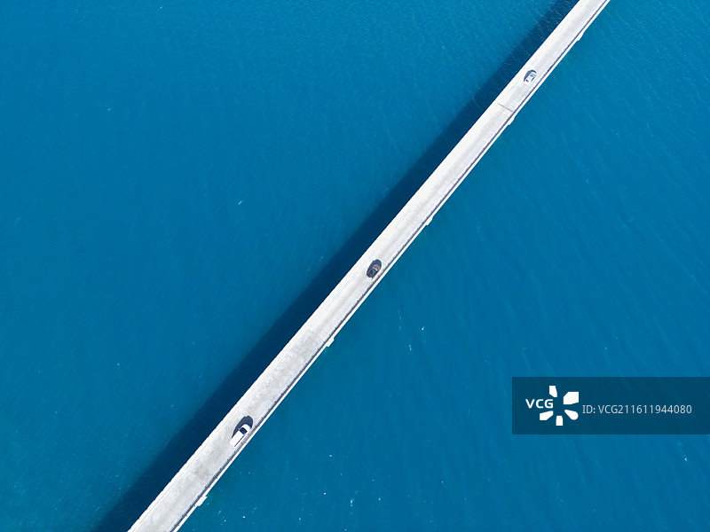 班迪尔蓝湖上的公路图片素材