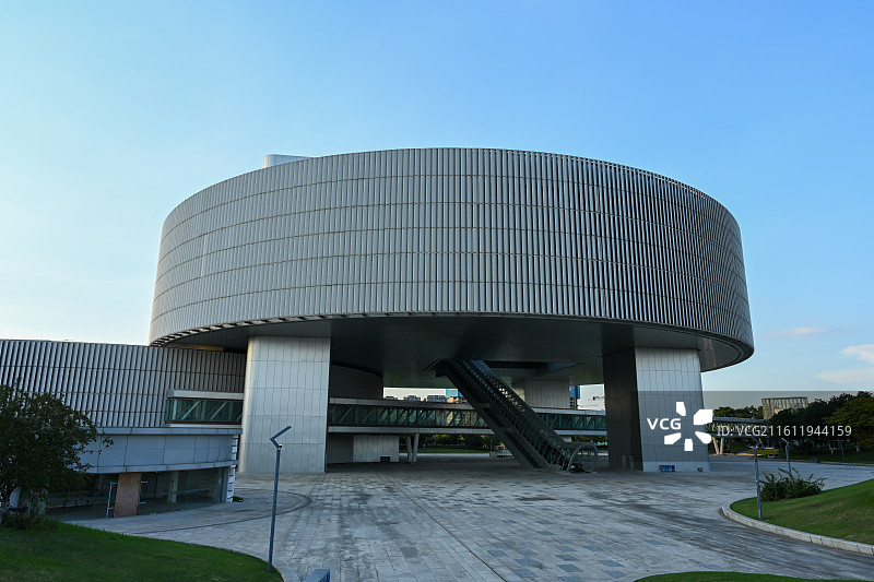 南京江北新区市民中心：现代圆形建筑外观图片素材