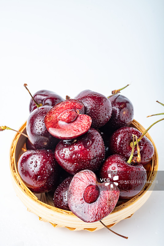 水润饱满的新鲜车厘子图片素材