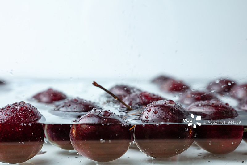 水润饱满的新鲜车厘子图片素材