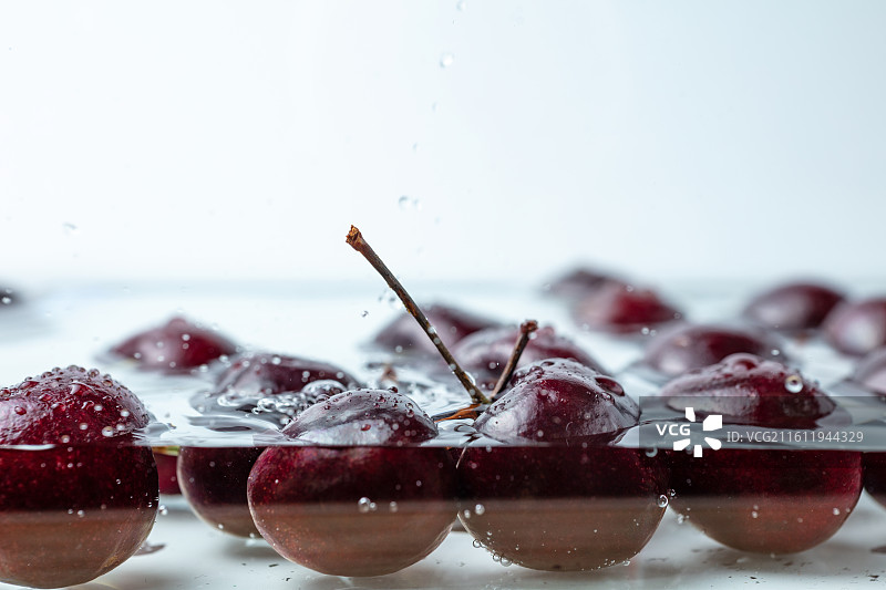 水润饱满的新鲜车厘子图片素材