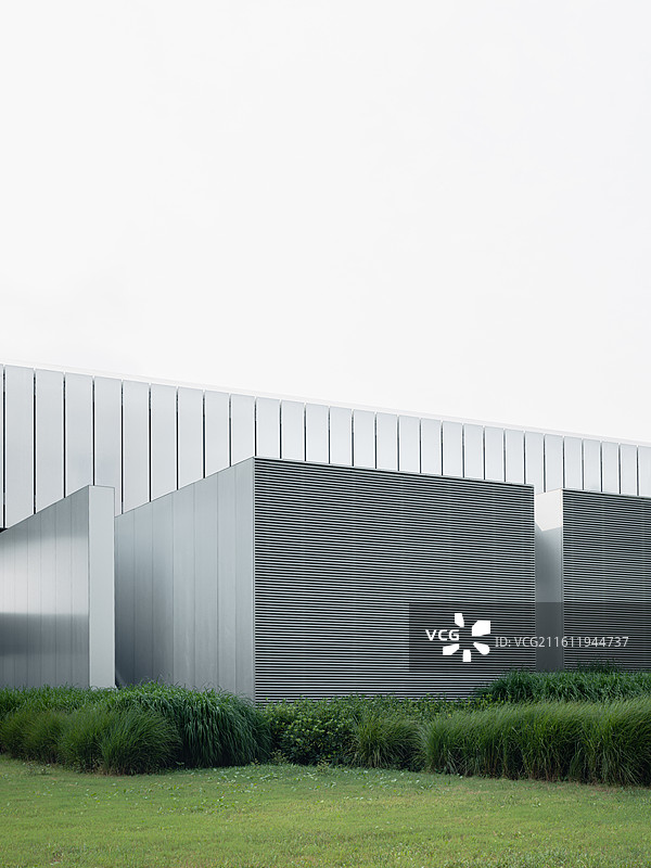 极简工业建筑外观-大面积留白构图-现代品牌视觉-新媒体海报图片素材