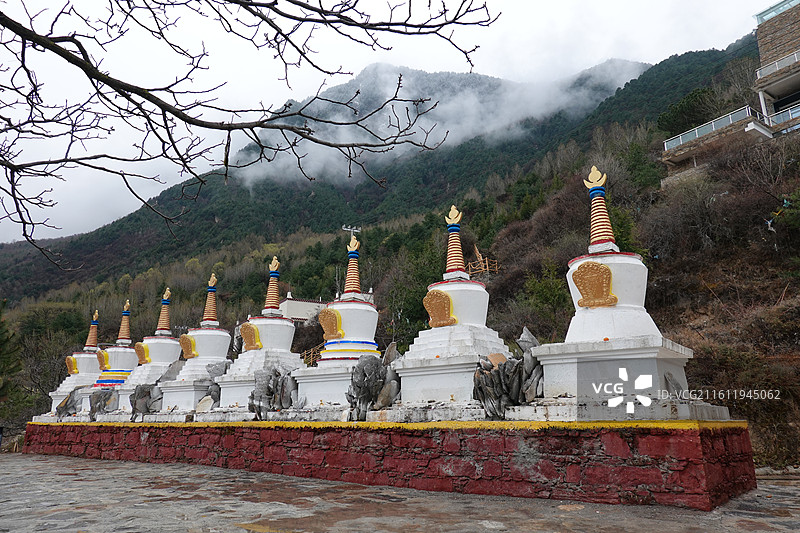 四川省甘孜州丹巴县中路藏寨和墨尔多神山云雾图片素材