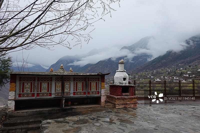 四川省甘孜州丹巴县中路藏寨和墨尔多神山云雾图片素材