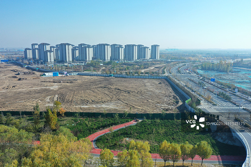 碧水连天映霞光，野鸭掠舞芦花黄 俯身临岸观舟远，银杏红叶风里扬  千岛万湖织洋淀，生态画卷韵悠长图片素材