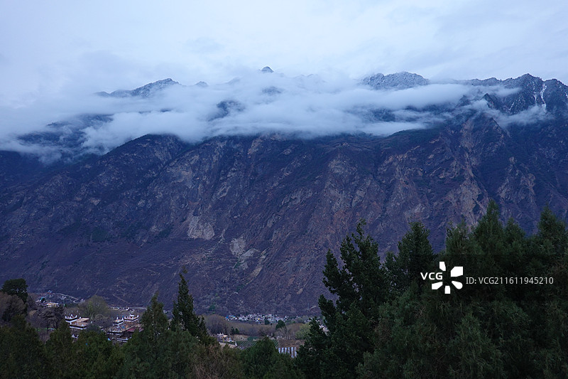 四川省甘孜州丹巴县甲居藏寨和墨尔多神山雨后云雾图片素材