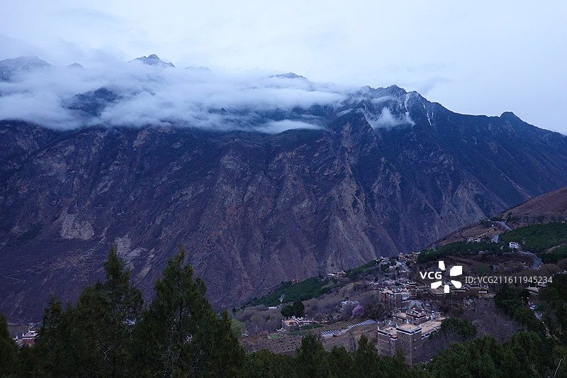 四川省甘孜州丹巴县甲居藏寨和墨尔多神山雨后云雾图片素材