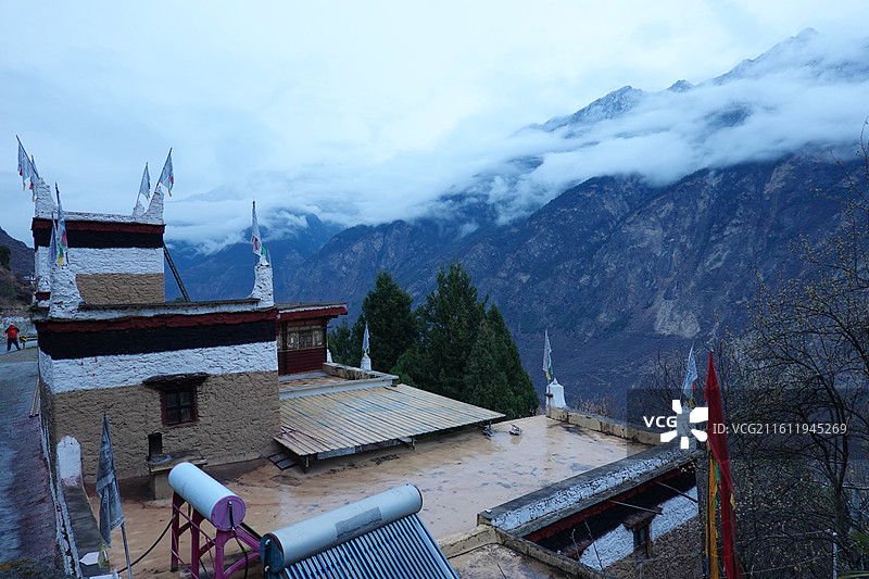 四川省甘孜州丹巴县甲居藏寨和墨尔多神山雨后云雾图片素材