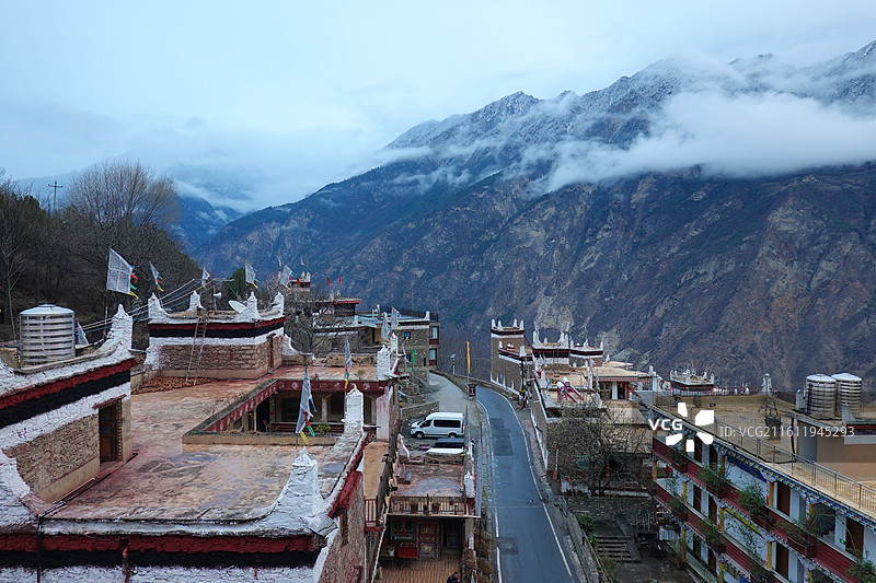 四川省甘孜州丹巴县甲居藏寨和墨尔多神山雨后云雾图片素材