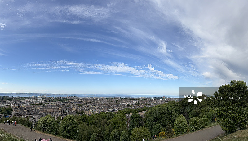英国爱丁堡卡尔顿山上俯瞰爱丁堡城市及福斯湾风景图片素材