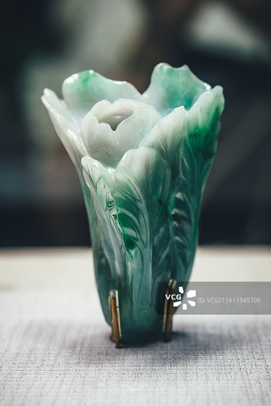 台北故宫博物院藏翡翠玉玫瑰花雕件绿叶层层绽放金支架，台北市，士林区，中国台湾图片素材