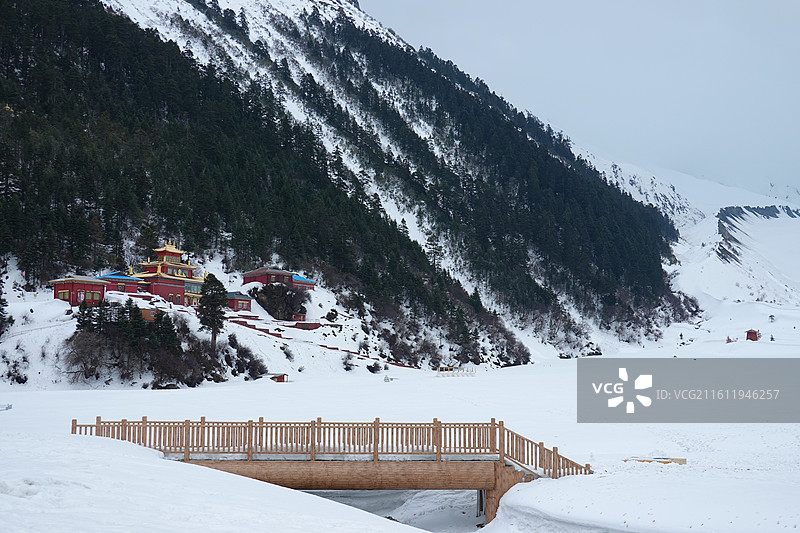 西藏林芝市墨脱县波密县扎墨公路波密嘎龙寺嘎龙拉寺雪景图片素材