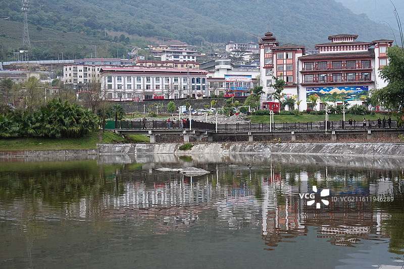 西藏林芝市墨脱县莲花圣地公园莲花湖倒影图片素材