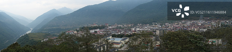 西藏林芝市墨脱县莲花阁拍墨脱县城和雅鲁藏布江图片素材