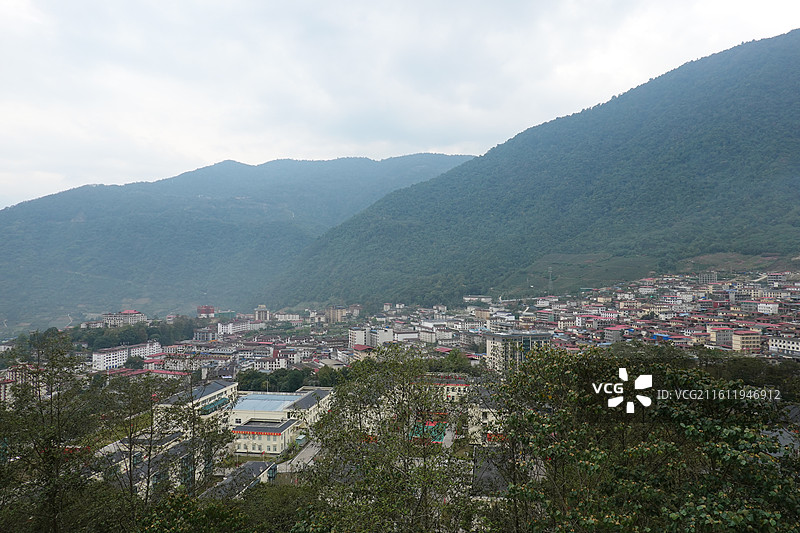 西藏林芝市墨脱县莲花阁拍墨脱县城和雅鲁藏布江图片素材