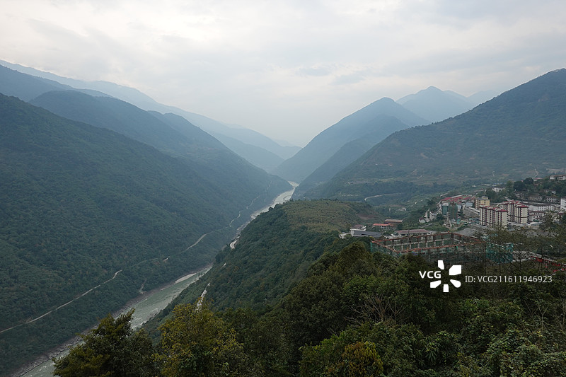 西藏林芝市墨脱县莲花阁拍墨脱县城和雅鲁藏布江图片素材