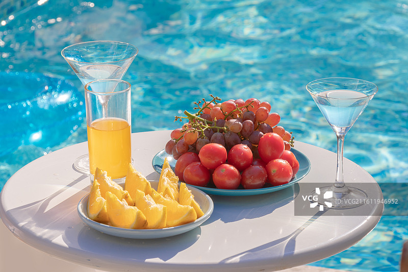 户外泳池旁水果小食图片素材