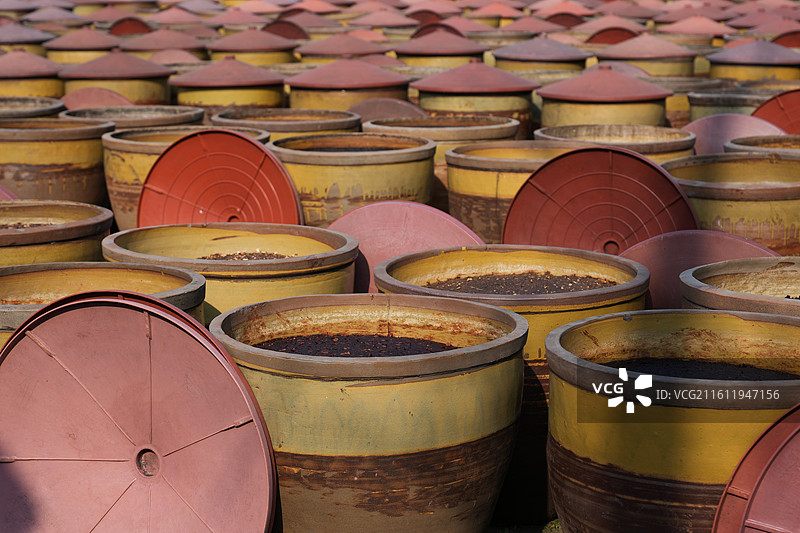 中国四川成都郫都区战旗村郫县豆瓣博物馆户外瓦缸晾晒发酵制作豆瓣酱图片素材