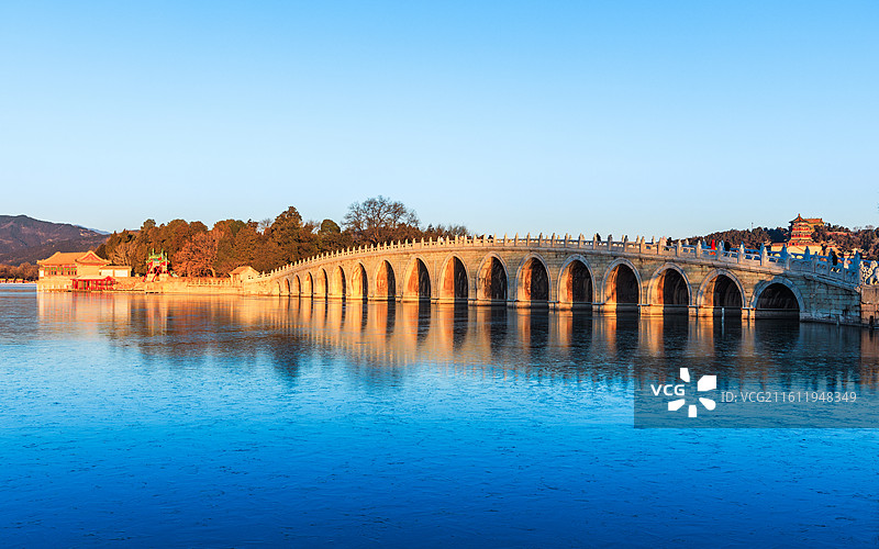 清晨阳光照射下的十七孔桥图片素材