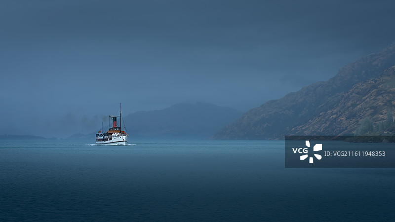 新西兰峡湾中传来的汽笛声图片素材