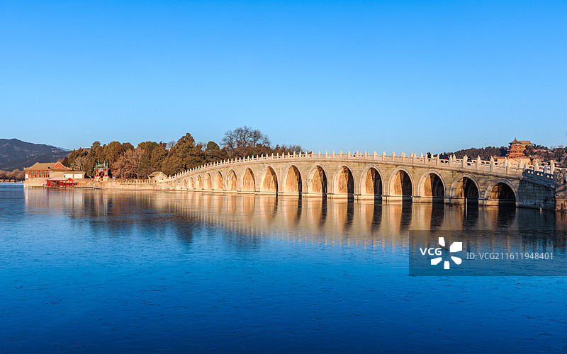 清晨阳光照射下的十七孔桥图片素材