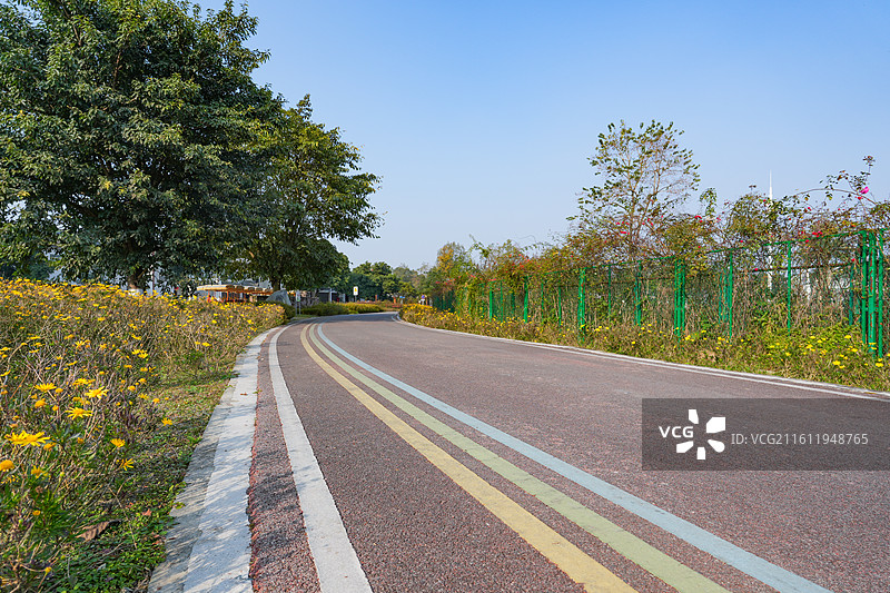 中国四川成都郫都区战旗村乡村道路汽车广告背景图图片素材