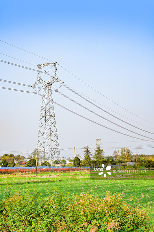 中国四川成都郫都区战旗村田园风光输电塔图片素材