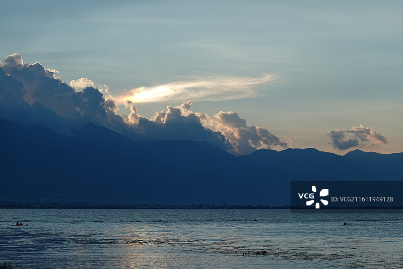 云南大理苍山洱海傍晚蓝调暮光晚霞：云隙光耶稣光丁达尔效应图片素材