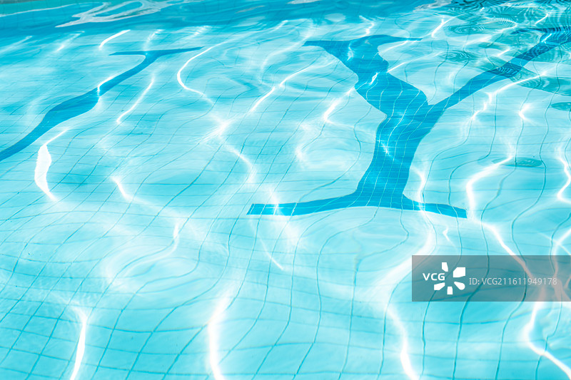 泳池阳光波光粼粼图片素材