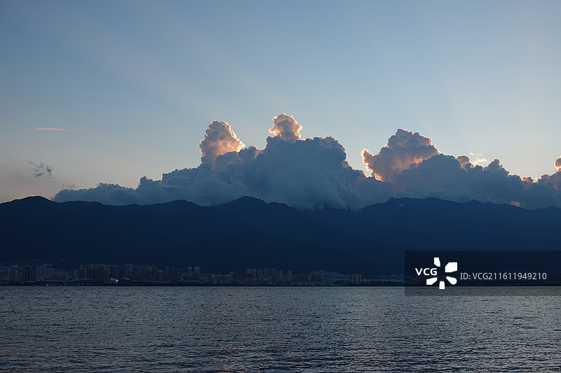 云南大理苍山洱海傍晚蓝调暮光晚霞：云隙光耶稣光丁达尔效应图片素材