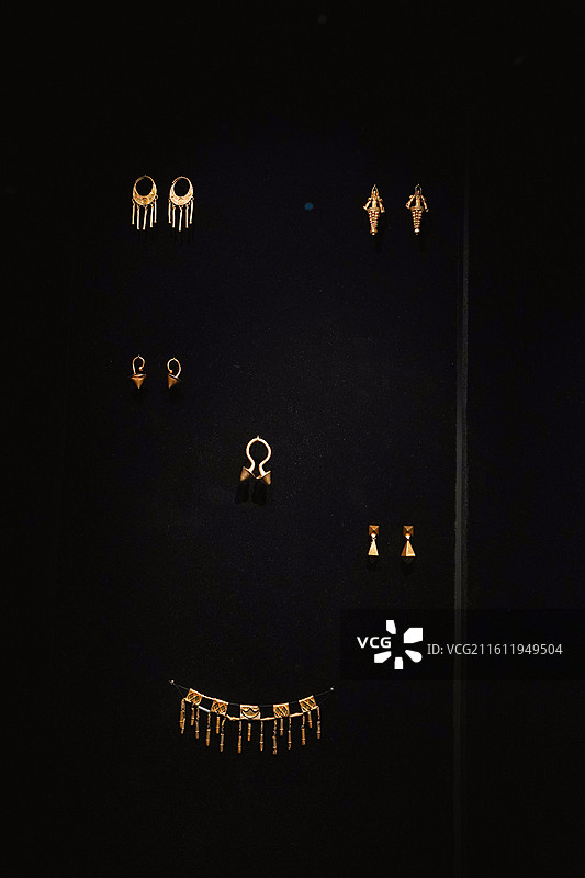 希腊国家考古博物馆藏来自阿提卡地区公元前8世纪金耳饰等图片素材