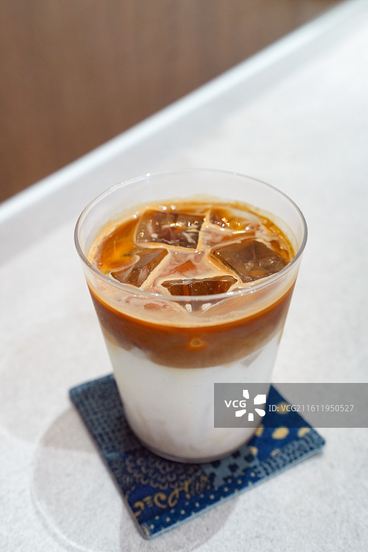 分层冰拿铁咖啡饮品图片素材