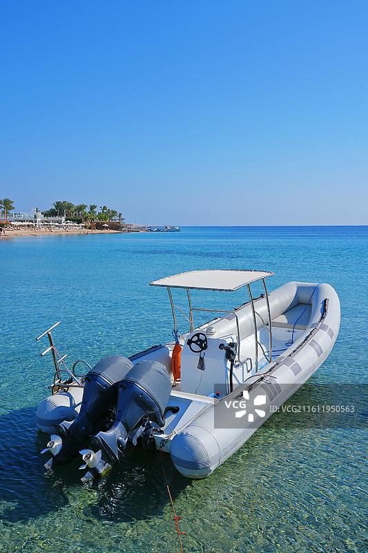埃及红海，蓝天下的蔚蓝的海水与出海的气垫船图片素材