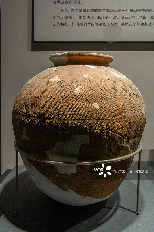 湖北省博物馆陶缸春秋早期2002年枣阳周台遗址出土图片素材