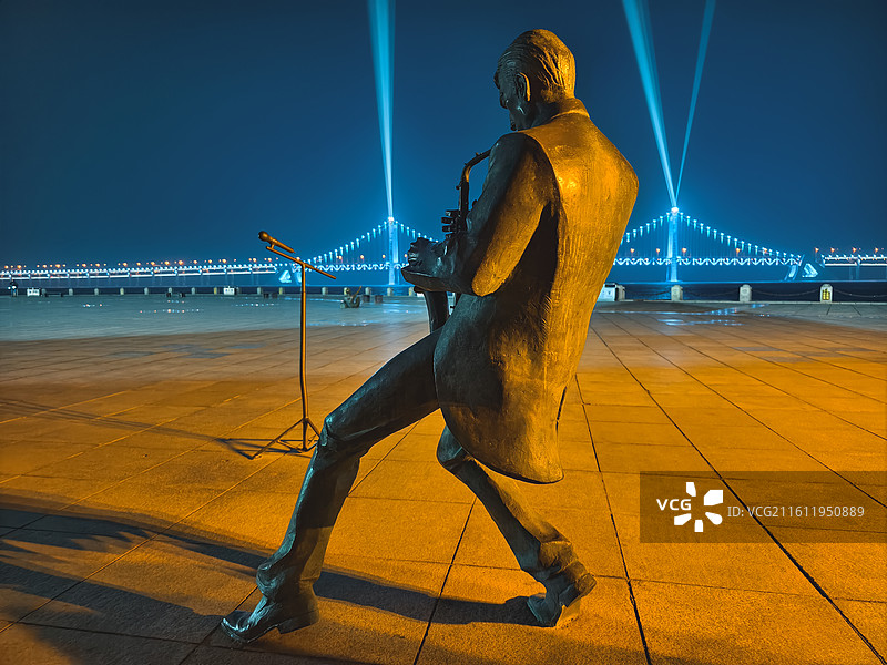 中国辽宁大连星海广场奏乐雕塑图片素材