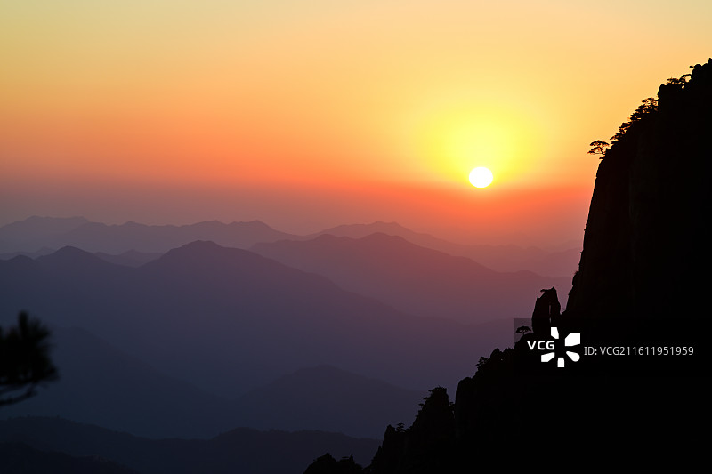 日落下的黄山风光，夕阳，山峦，山峰，奇松，怪石，世界奇观，安徽黄山图片素材