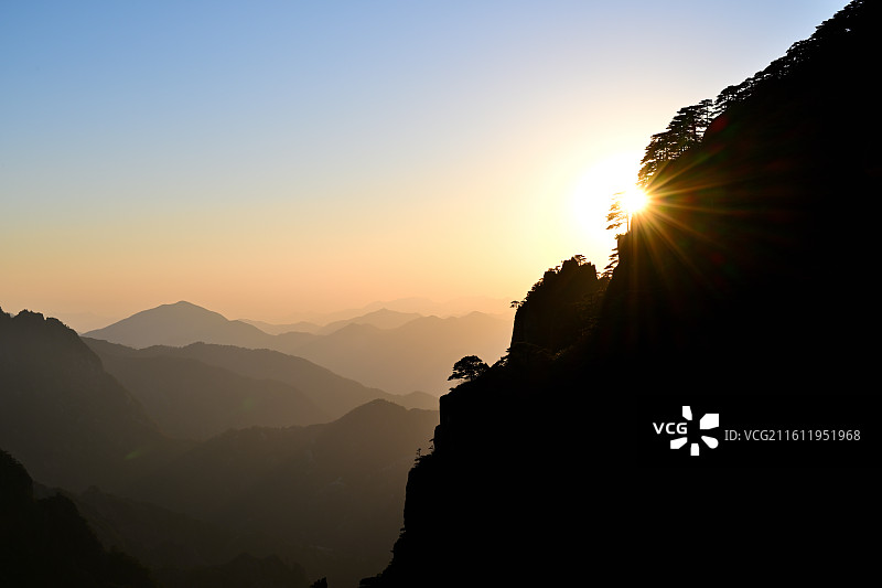 日落下的黄山风光，夕阳，山峦，山峰，奇松，怪石，世界奇观，安徽黄山图片素材