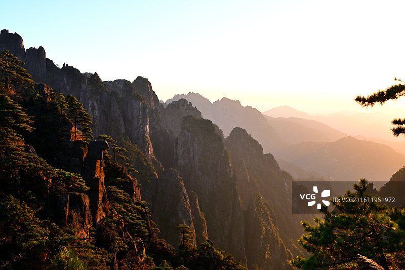 日落下的黄山风光，夕阳，山峦，山峰，奇松，怪石，世界奇观，安徽黄山图片素材