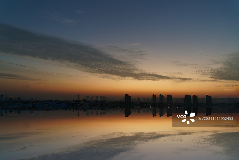 朝霞，晚霞，戏剧性的天空图片素材