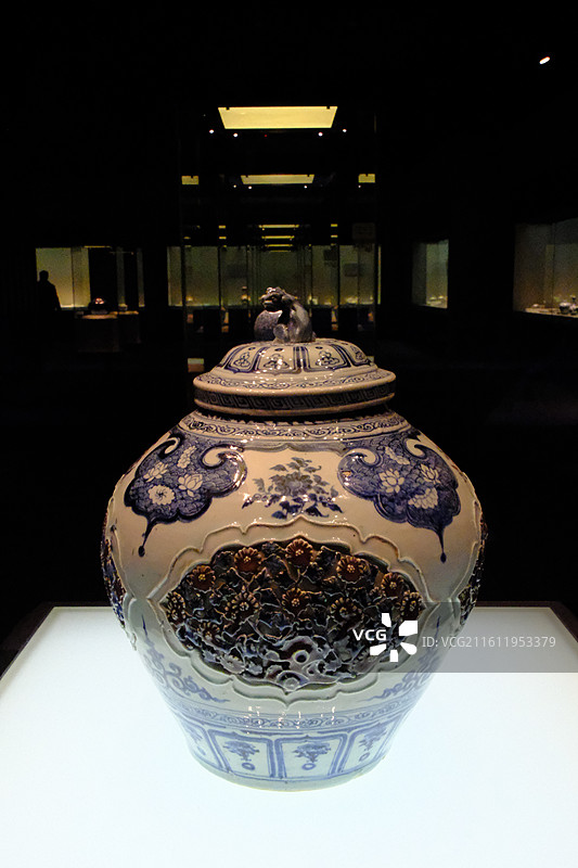 河北博物院青花釉里红开光贴花盖罐。镇馆之宝国宝文物图片素材
