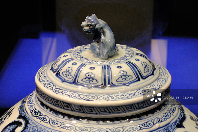 河北博物院青花釉里红开光贴花盖罐。镇馆之宝国宝文物图片素材