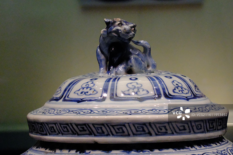 河北博物院青花釉里红开光贴花盖罐。镇馆之宝国宝文物图片素材