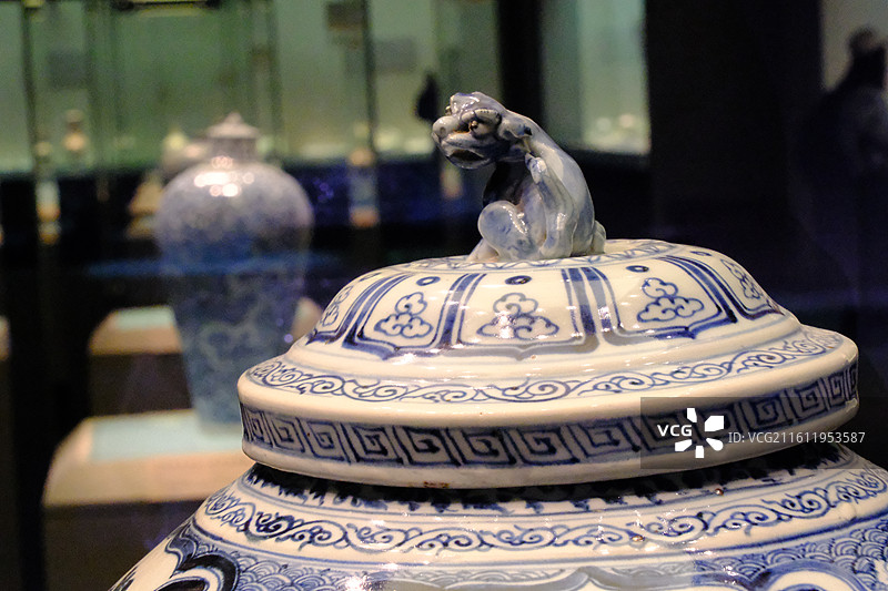 河北博物院青花釉里红开光贴花盖罐。镇馆之宝国宝文物图片素材